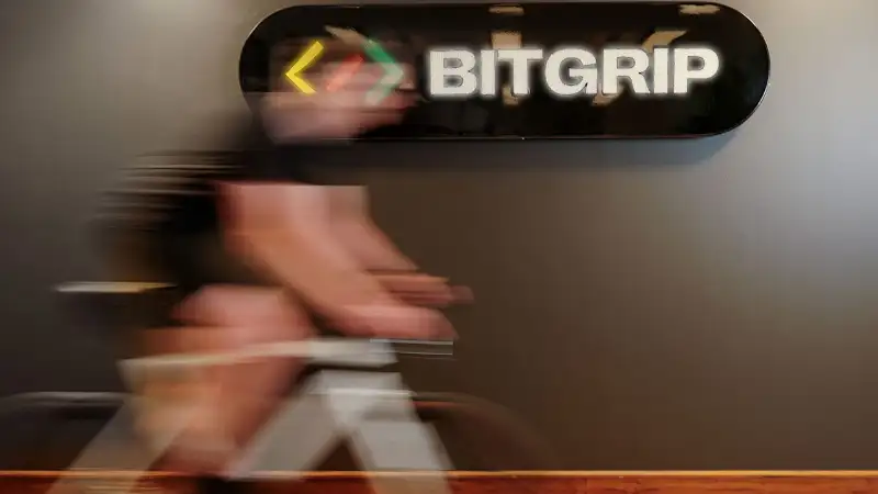 Im Büro von IT-Dienstleister und JobRad-Arbeitgeber BitGrip fährt ein Mitarbeiter vor dem Unternehmens-Logo mit leichter Bewegungsunschärfe. Im Büro von IT-Dienstleister und JobRad-Arbeitgeber BitGrip fährt ein Mitarbeiter vor dem Unternehmens-Logo mit leichter Bewegungsunschärfe.