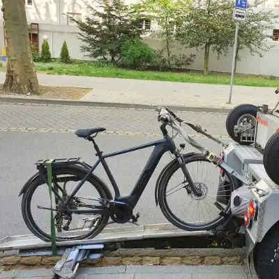 Daniels kaputtes Fahrrad wird vom Abschleppservice abgeschleppt Daniels kaputtes Fahrrad wird vom Abschleppservice abgeschleppt