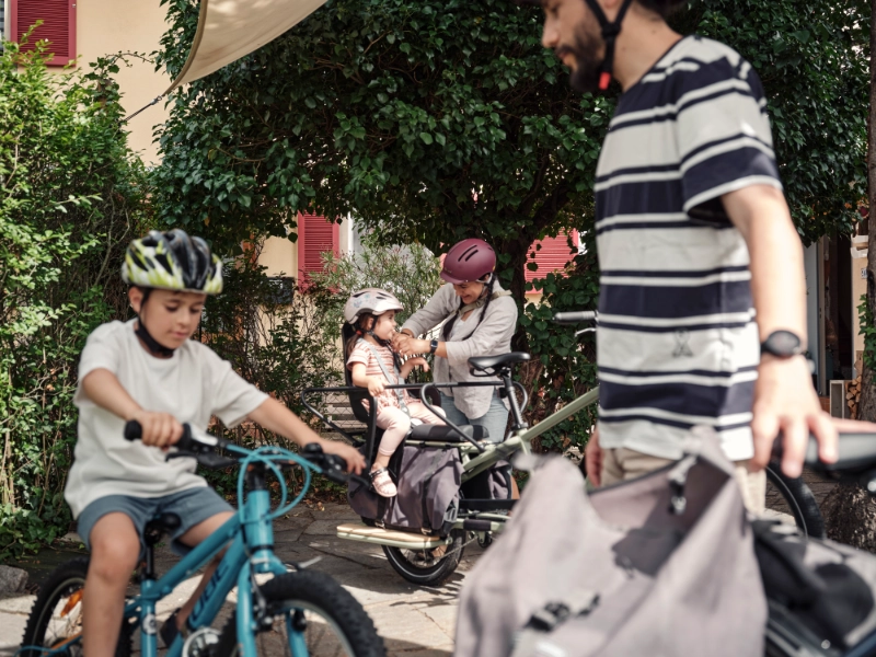 Eltern mit 2 Kindern steigen auf JobRäder im Grünen