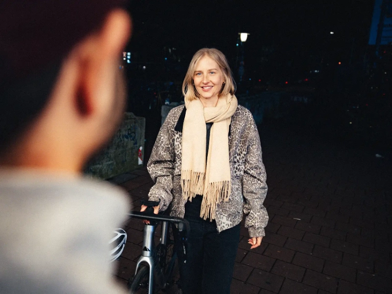 Junge Frau mit neuem Rennrad trifft Mann