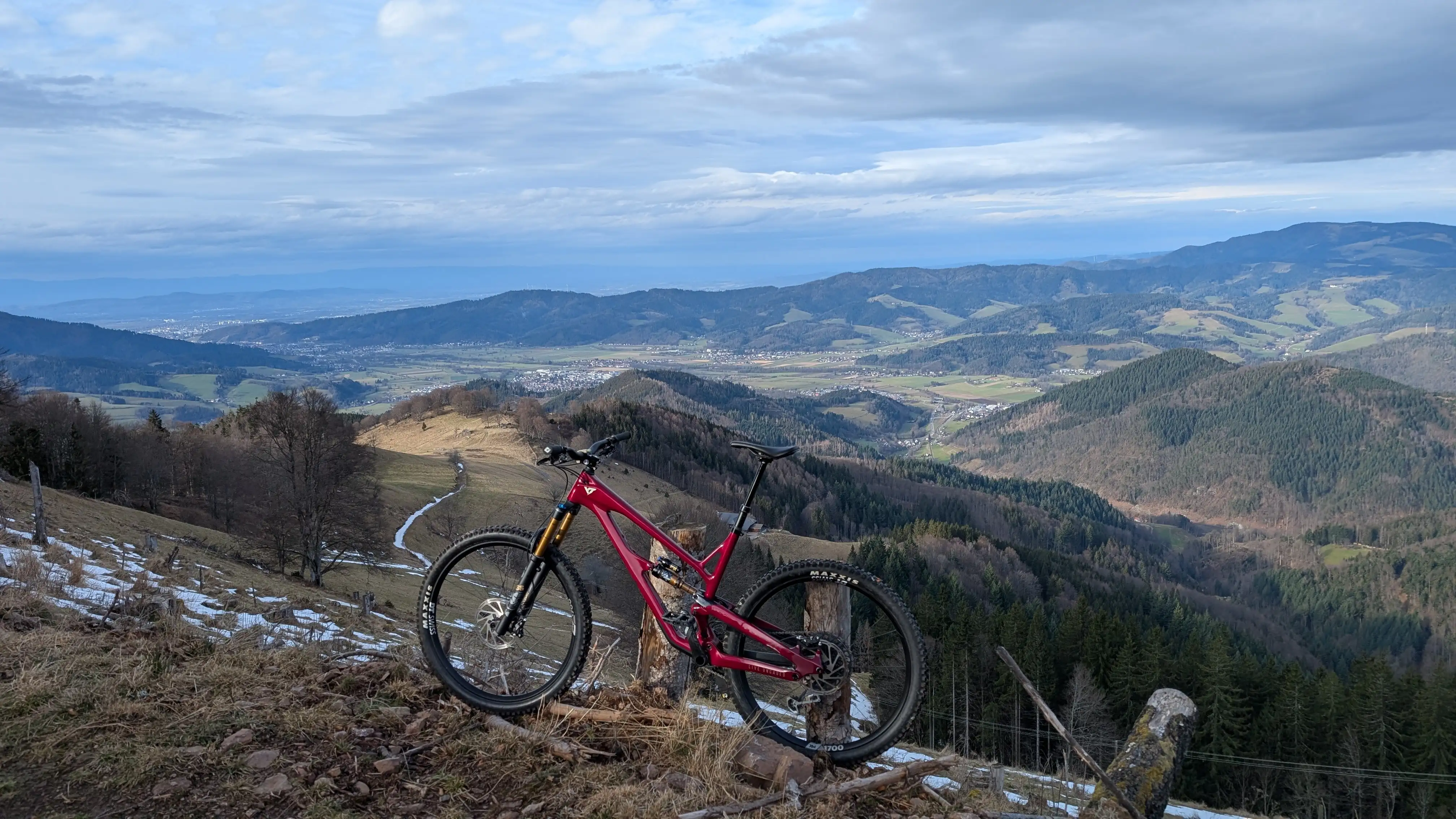 Rotes Fahrrad mit Blick auf das Dreisamtal