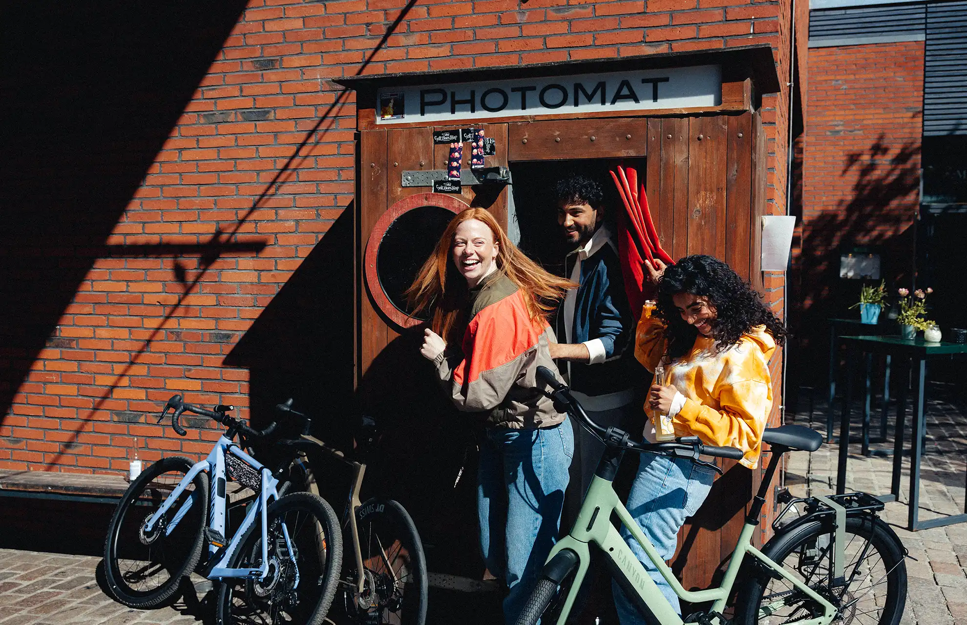 Junge Menschen vor einer Photobox mit Leasing Fahrädern